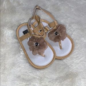 Super cute Baby girls flowered sandals! 🦋